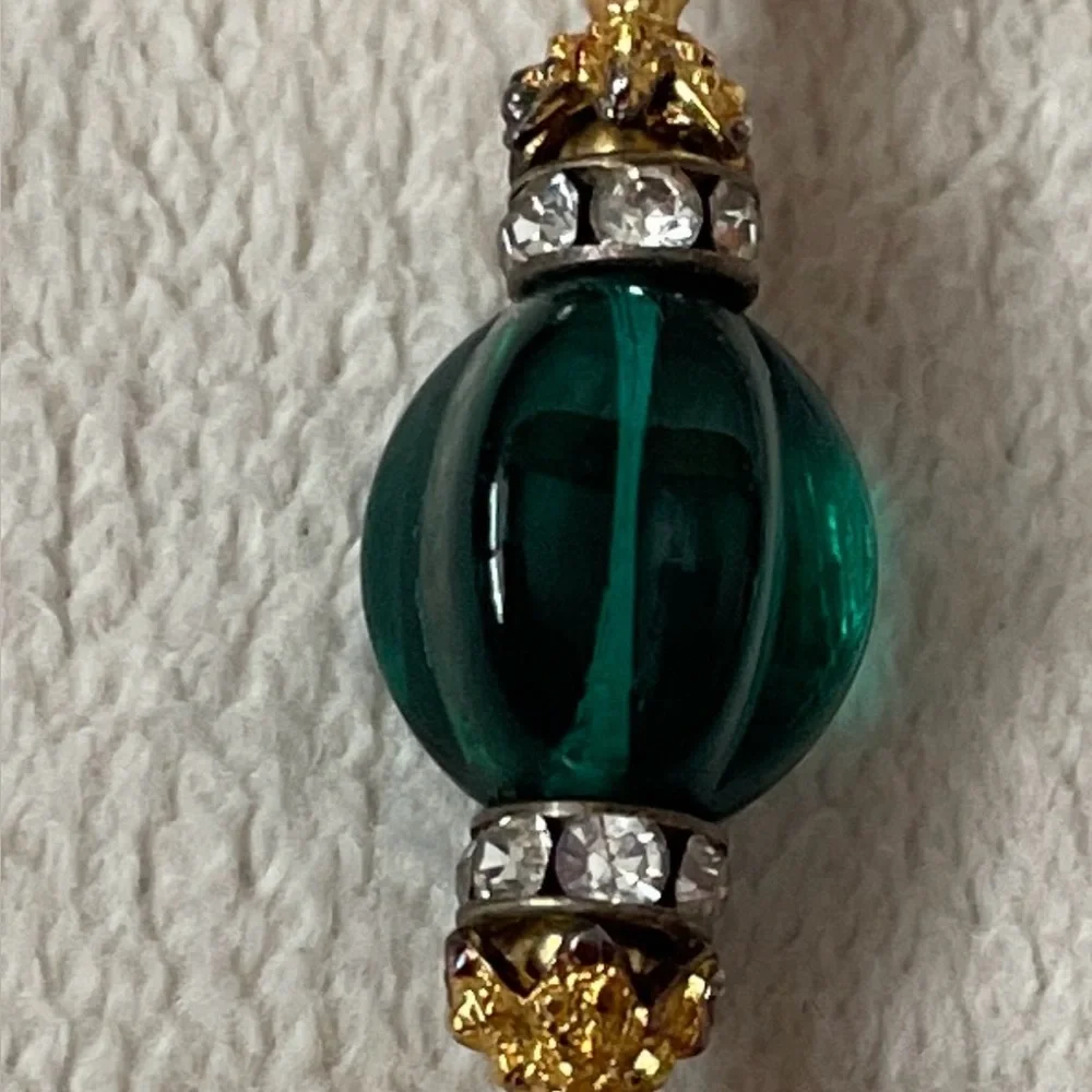 Vintage 1950’s Elegant Faux Pearl & Green Bead Necklace. 26” - Picture 3 of 4